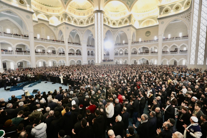 10 BİNLERCE KİŞİ ŞAHİNBEY MİLLET CAMİİNDE DEPREMZEDELER İÇİN DUA ETTİ