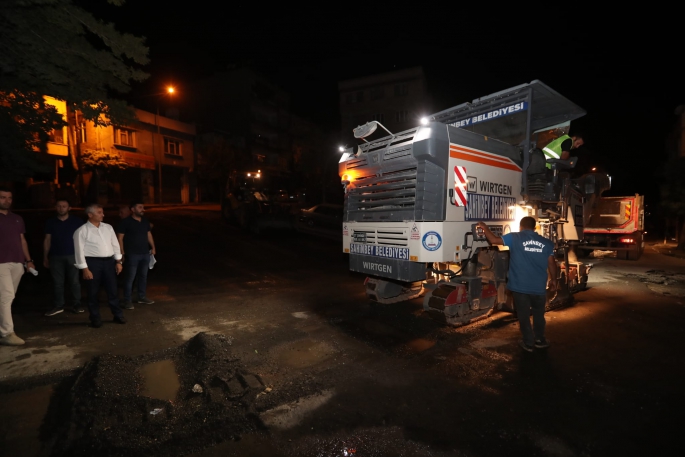  ASFALTLAMA ÇALIŞMALARI GECE GÜNDÜZ DEVAM EDİYOR 