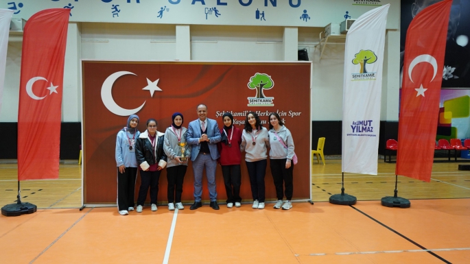 BADMİNTON KURTULUŞ KUPASI'NDA ŞAMPİYONLAR BELLİ OLDU