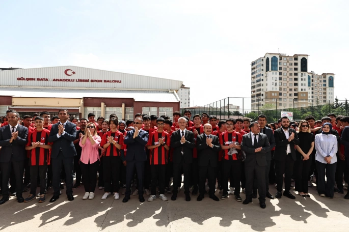 BAŞKAN MEHMET TAHMAZOĞLU’DAN 160.000 ÖĞRENCİYE FORMA 