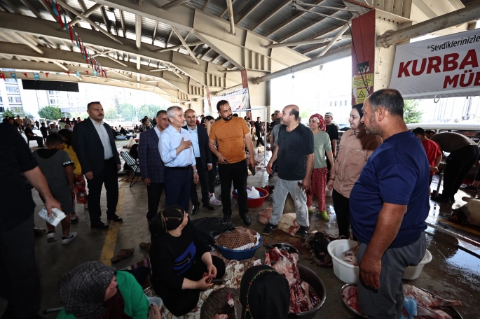 BAŞKAN TAHMAZOĞLU KURBAN KESİM ALANLARINI ZİYARET ETTİ 