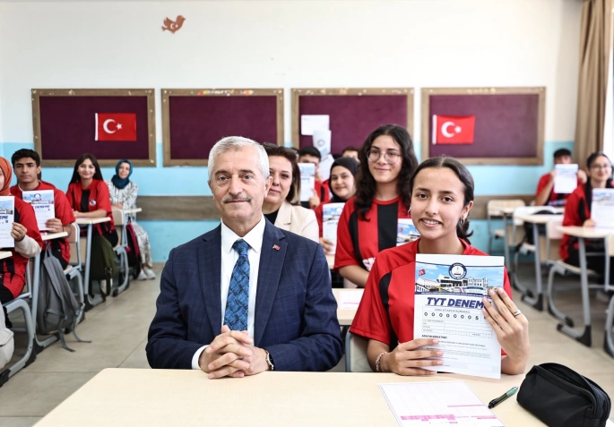 BAŞKAN TAHMAZOĞLU’NDAN LGS SINAVINA GİREN ÖĞRENCİLERE SÜRPRİZ