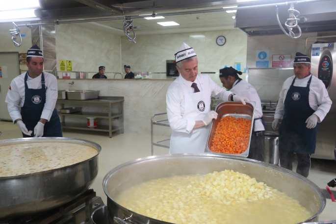 BAŞKAN TAHMAZOĞLU VATANDAŞLAR İÇİN KENDİ ELLERİYLE YEMEK YAPTI   