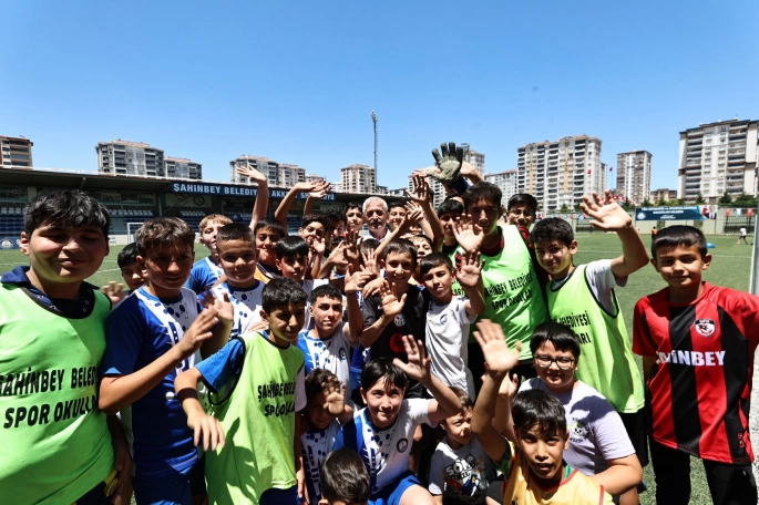 BAŞKAN TAHMAZOĞLU YAZ SPOR OKULLARINDA GENÇLERLE BULUŞTU 