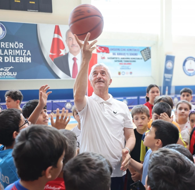 BAŞKAN TAHMAZOĞLU YAZ SPOR OKULU ÖĞRENCİLERİYLE BULUŞTU