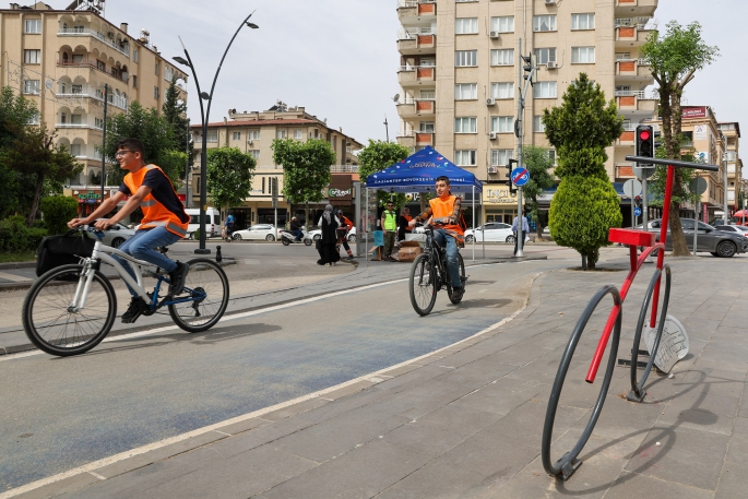 BİSİKLET VE ELEKTRİKLİ SCOOTER SÜRÜCÜLERİNE 6 BİN ADET REFLEKTİF YELEK DAĞITILDI!