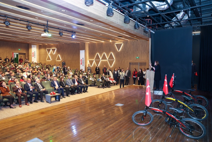BÜYÜKŞEHİR, SANAT VE SPOR YARIŞMALARINDA DERECE ALAN ÖĞRENCİLERE BİSİKLET HEDİYE ETTİ