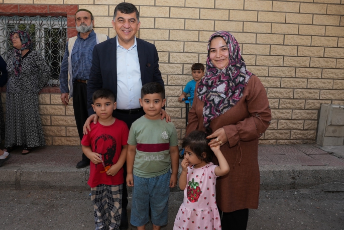 ÇOCUKLARDAN BAŞKAN FADILOĞLU’NA SEVGİ GÖSTERİSİ