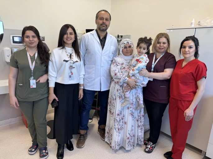 DOĞUŞTAN İŞİTME KAYBI OLAN MİNİK YÜSRA ARTIK DUYUYOR