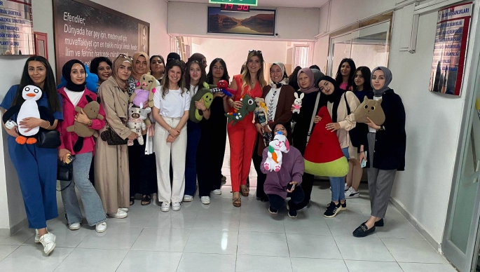 GAÜN ÖĞRENCİLERİNDEN HASTANEDE TEDAVİ GÖREN ÇOCUKLARA MORAL ZİYARETİ
