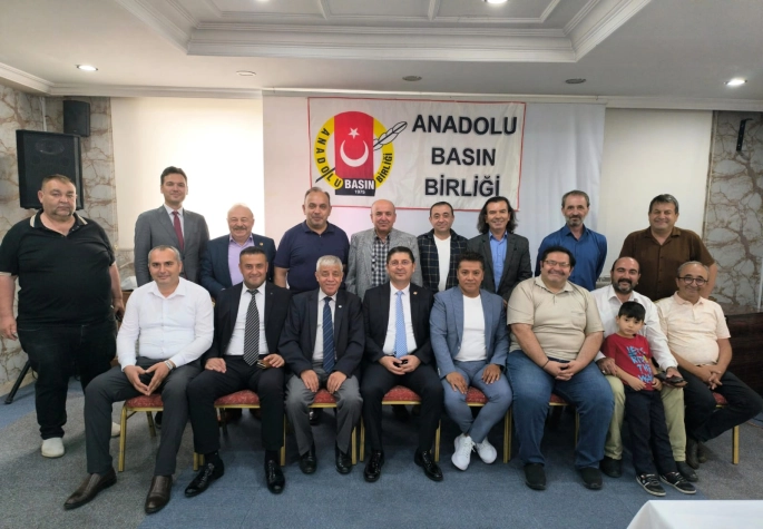 Gazeteci Meslektaşını Tehdit Etmez