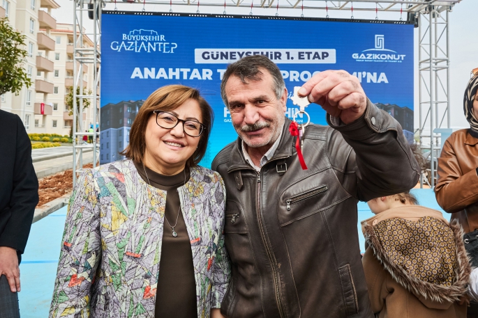GAZİ KONUT’UN YAPIMINI TAMAMLADIĞI 500 KONUT HAK SAHİPLERİNE TESLİM EDİLİYOR 