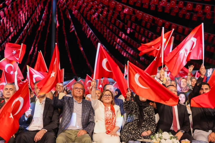 GAZİ ŞEHİRDE MİLLETİN KAHRAMANLIK DESTANI İÇİN MEYDANLAR YİNE DOLDU