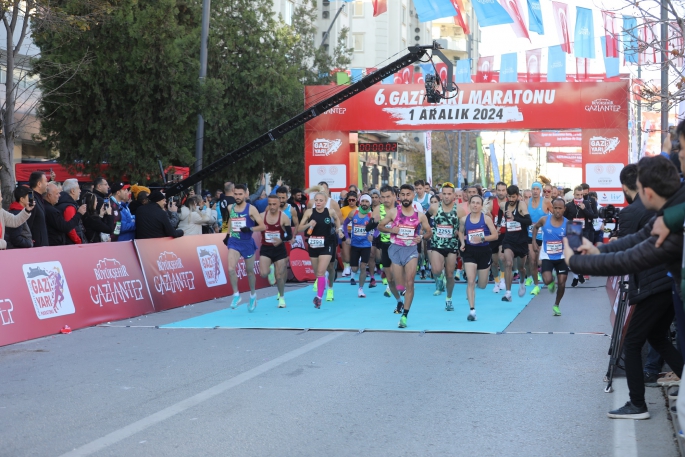 GAZİ YARI MARATONU VE HALK KOŞUSU COŞKUYLA BAŞLADI