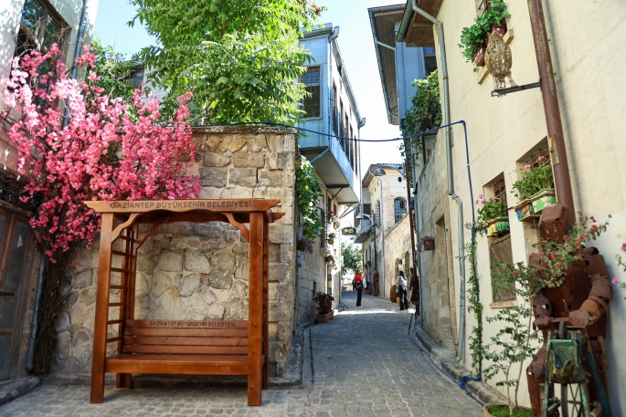 GAZİANTEP’İN TARİHİ BEY MAHALLESİNE TURİST AKINI