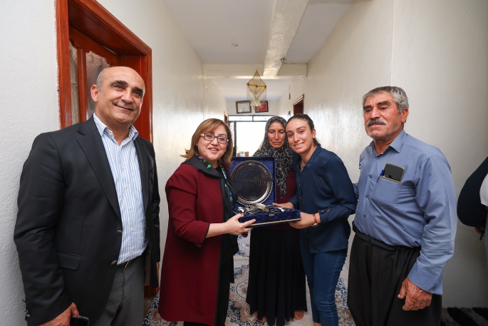 İKİ KOLUNU KAYBEDEN YÜKSEL’İN AZMİ, BAŞKAN ŞAHİN’İ GÖZYAŞLARINA BOĞDU