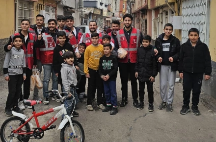 Refahlı gençler ekmeklerini bölüştü