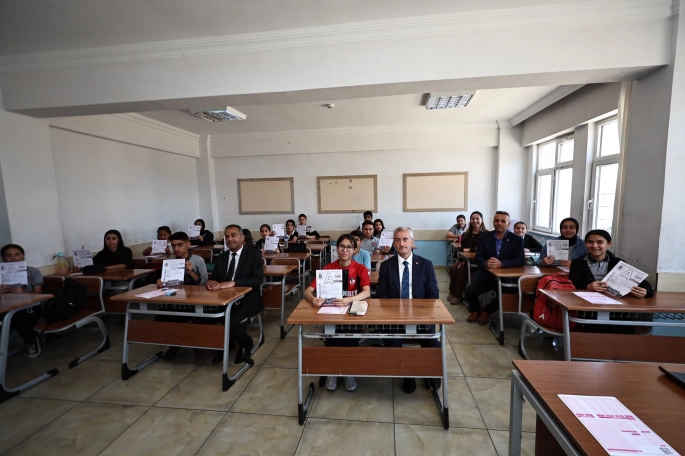 ŞAHİNBEY BELEDİYESİ’NDEN ÖĞRENCİLERE DENEME SETİ DESTEĞİ