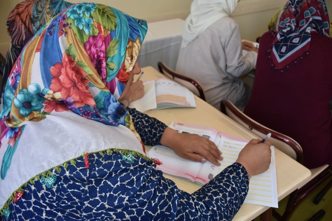 ŞAHİNBEY BELEDİYESİ’NİN TESİSLERİNDE OKUMA YAZMA ÖĞRENİYORLAR