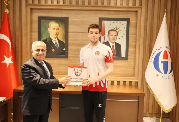 ŞAMPİYON SPORCULAR GAÜN REKTÖRÜ’NÜ ZİYARET ETTİ