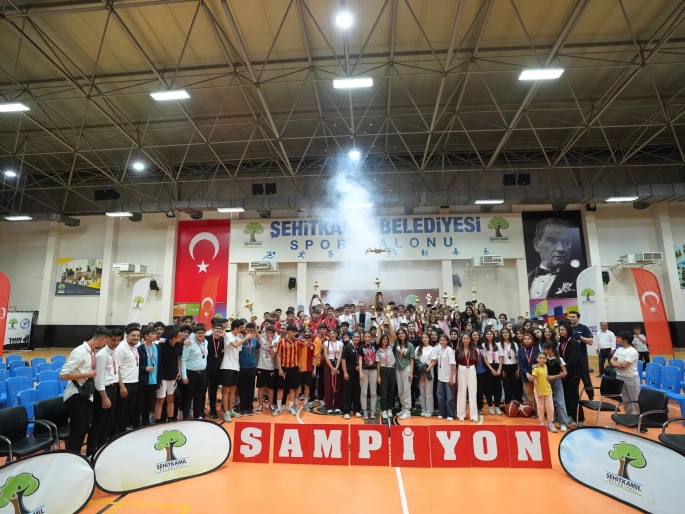 ŞEHİTKAMİL’DE BAŞARILI SPORCULAR ÖDÜLLENDİRİLDİ 