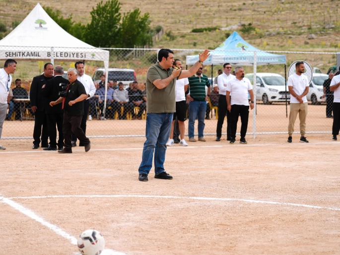 ŞEHİTKAMİL'DEN ÖĞÜMSÖĞÜT’E FUTBOL SAHASI