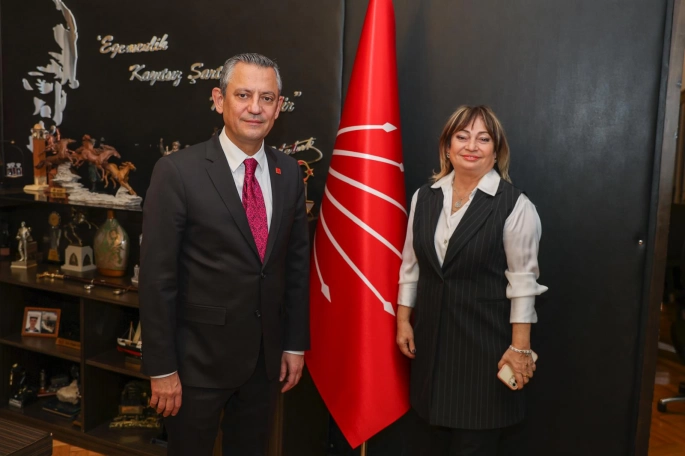 : “YAŞASIN CHP, KAHROLSUN İÇİMİZDEKİ MASKELİLER!”