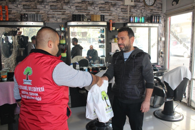 YILMAZ BERBERLERE ÖNLÜK VE HAVLU HEDİYE ETTİ