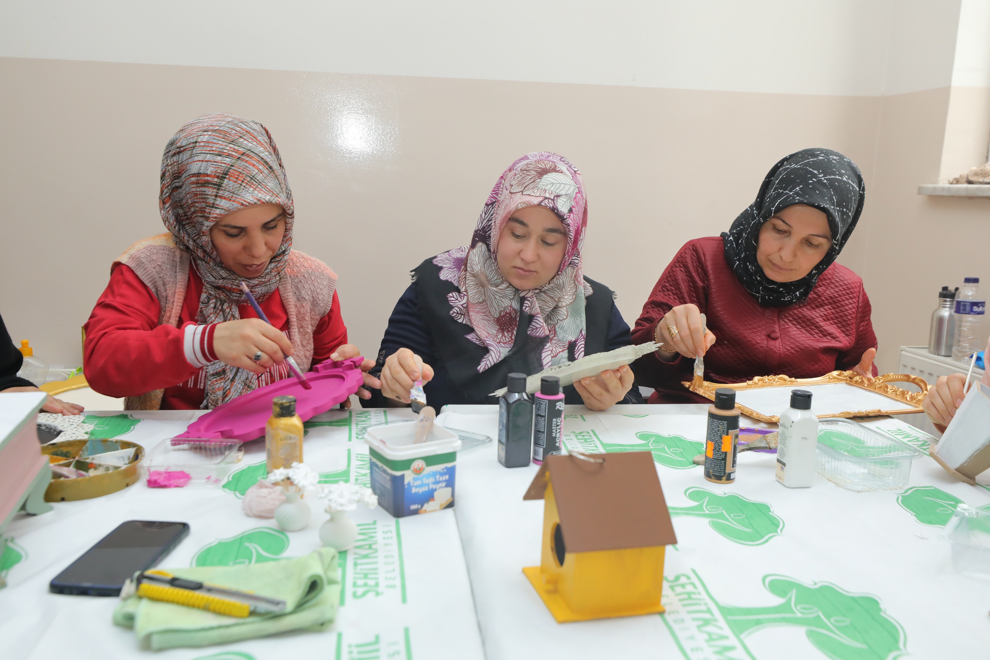 KADINLARA, DEPREMİN  ETKİLERİNİ UNUTTURAN KURSLAR