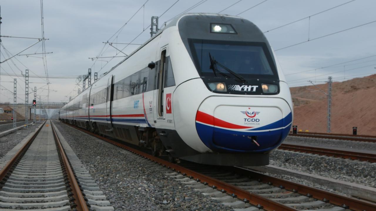YÜKSEK HIZLI TREN İLK ÜCRETSİZ SEFERİNİ GERÇEKLEŞTİRDİ!